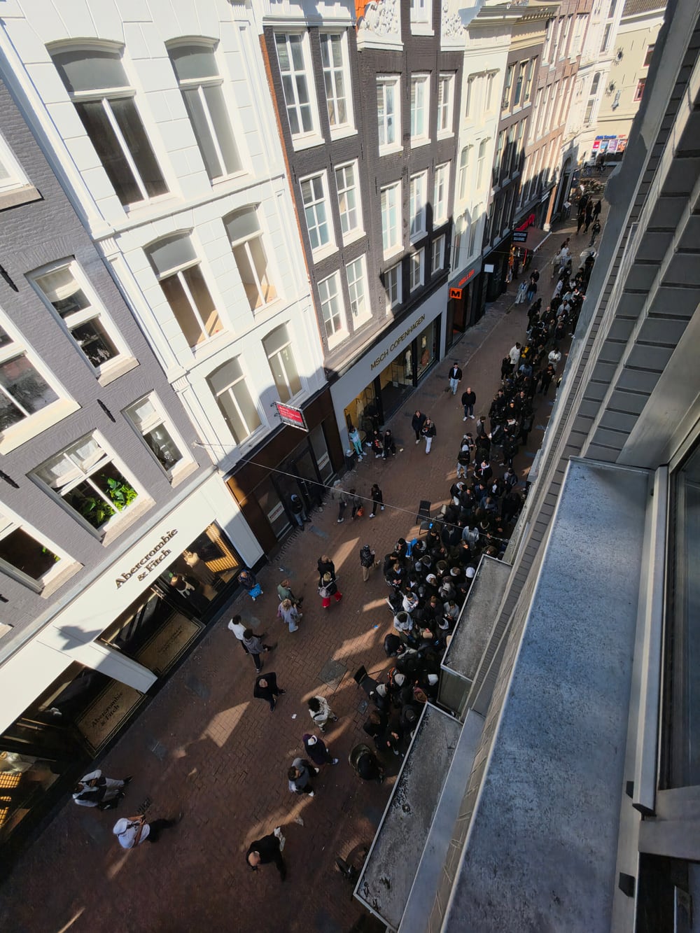 The sale weekend queue on Kalverstraat